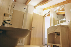 Camera matrimoniale senza balcone_bagno2