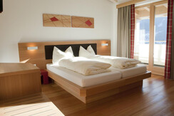 JUNIOR SUITE QUEEN BED