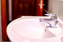 bagno in camera doppia in hotel in centro a canaze bagno in camera doppia in hotel in centro a canaze