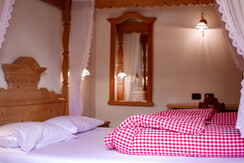 Albergo Centrale Canazei camera con letto a baldac Albergo Centrale Canazei camera con letto a baldac