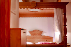Albergo Centrale Canazei camera con letto a baldac Albergo Centrale Canazei camera con letto a baldac
