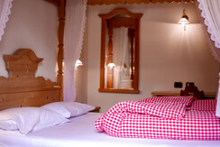 Albergo Centrale Canazei camera con letto a baldac Albergo Centrale Canazei camera con letto a baldac