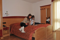 persone camera rossa (1)