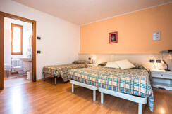 camera tripla standard camera tripla standard