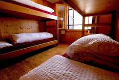 Rifugio Alimonta - Mehrbettzimmer mit Bettwäsche
