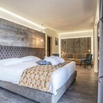  Photo of Junior suite, separate toilet and shower/bathtub, facing the pool
