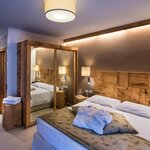  Photo of Suite, separate toilet and shower/bathtub, facing the pool