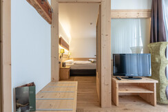 SUITE (24) SUITE (24)