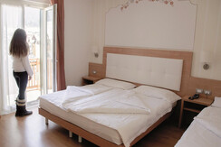 Alphotel Milano camera 3-¦ piano con modella 2 (2) Alphotel Milano camera 3-¦ piano con modella 2 (2)