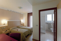 Alphotel Milano camera con bagno Pieri Alphotel Milano camera con bagno Pieri