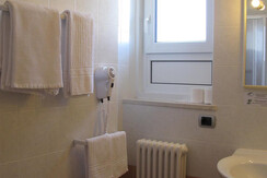 Alphotel Milano bagno 3° piano Alphotel Milano bagno 3° piano