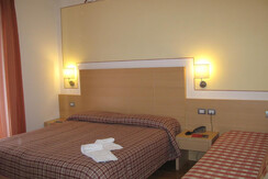 Alphotel Milano camera 2° piano con 3° letto Alphotel Milano camera 2° piano con 3° letto