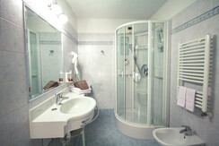 Bagno Deluxe Tirolese, con doccia idromassaggio Bagno Deluxe Tirolese, con doccia idromassaggio
