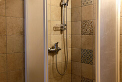 purple-apartment-bathroom-tenno-1