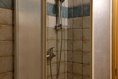 red-apartment-bathroom-tenno-3