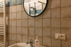 red-apartment-bathroom-tenno-2