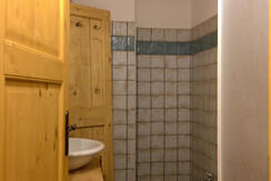 red-apartment-bathroom-tenno-1