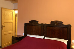 red-apartment-double-bed-tenno-2