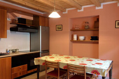 red-apartment-kitchen-tenno-1