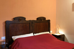 red-apartment-double-bed-tenno-1