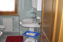 bagno con doccia e asciugacapelli