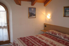 sala cucina con divano letto