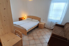 Camera matrimoniale con divano letto-letti singoli