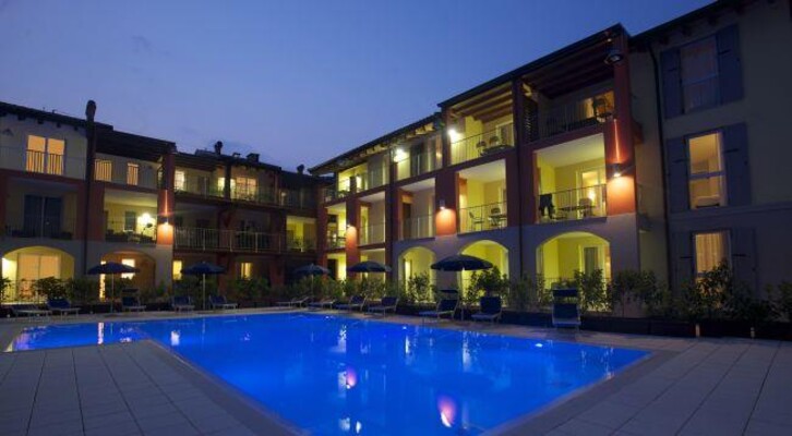 Residence Maroadi Torbole sul Garda by night