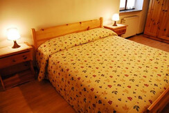 Stanza matrimoniale appartamenti  Pegolotti Peio