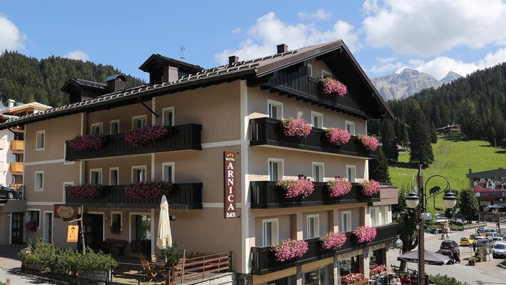 Hotel Arnica Campiglio esterno estate