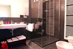 Relasi Villa Sizzo - Trento - Red and Black room ( Relasi Villa Sizzo - Trento - Red and Black room (