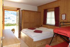 camera tre o quattro persone