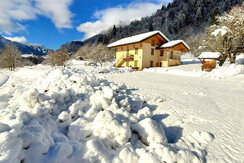 La neve, il sole e la Baita in lontananza La neve, il sole e la Baita in lontananza
