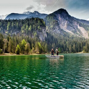 alberto-fishing-in-barca-sul-lago-di-tovel-624x416