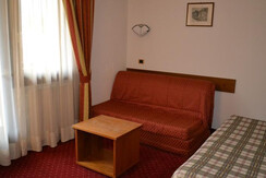 camera con divano e balcone