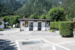 camper service a lavatoi sullo sfonfo