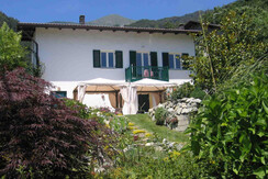 Vista sulla casa Cadenzi dal giardino Vista sulla casa Cadenzi dal giardino