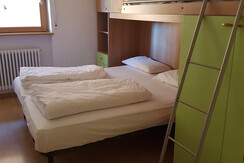 stanza da letto con 3 letti verde stanza da letto con 3 letti verde