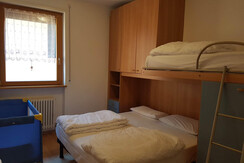 stanza da letto con tre letti azzurra stanza da letto con tre letti azzurra