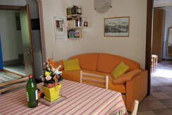 CUCINA CON DIVANO LETTO CUCINA CON DIVANO LETTO