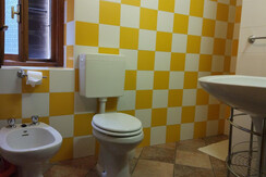 BAGNO FINESTRATO CON DOCCIA BAGNO FINESTRATO CON DOCCIA