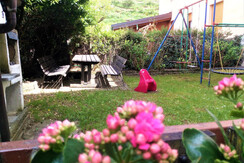 GIARDINO CON BARBECUE, PANCA E GIOCHI GIARDINO CON BARBECUE, PANCA E GIOCHI