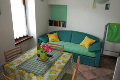 ZONA SOGGIORNO CON DIVANO LETTO ZONA SOGGIORNO CON DIVANO LETTO