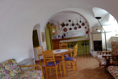 ingresso con soggiorno e cucina