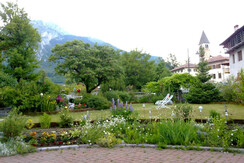 giardino con posti auto