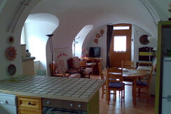 ingresso con soggiorno e cucina