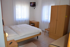 camera doppia lato strada senza balcone 2