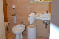 bagno stanza lato strada