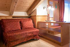 camera quadrupla divano