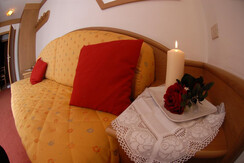 angolo soggiorno in camera